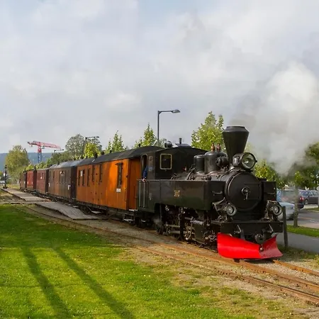 Oslo 30min Train Eller Car, Airport 31km Car, 47min Train 利勒斯特罗姆